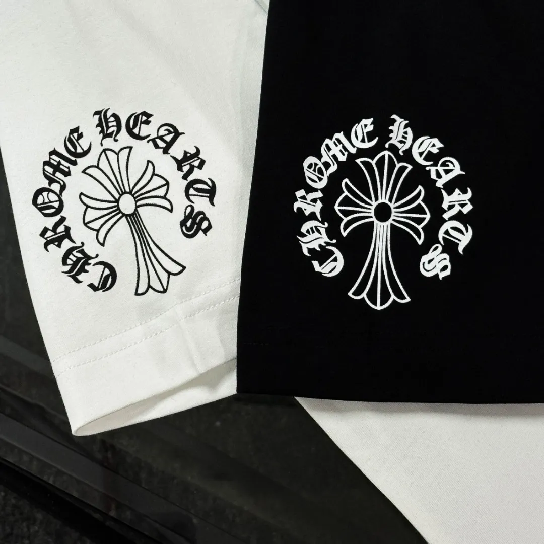 P170 Chrome Hearts 25 high-end versions. The fabric is made of 300 grams of high-density pure cotton. It does not deform or shrink. It has three labels. It is the same style for men and women. Technology: suede foaming + digital printing. Color: white, black. SIZE: S-XL.